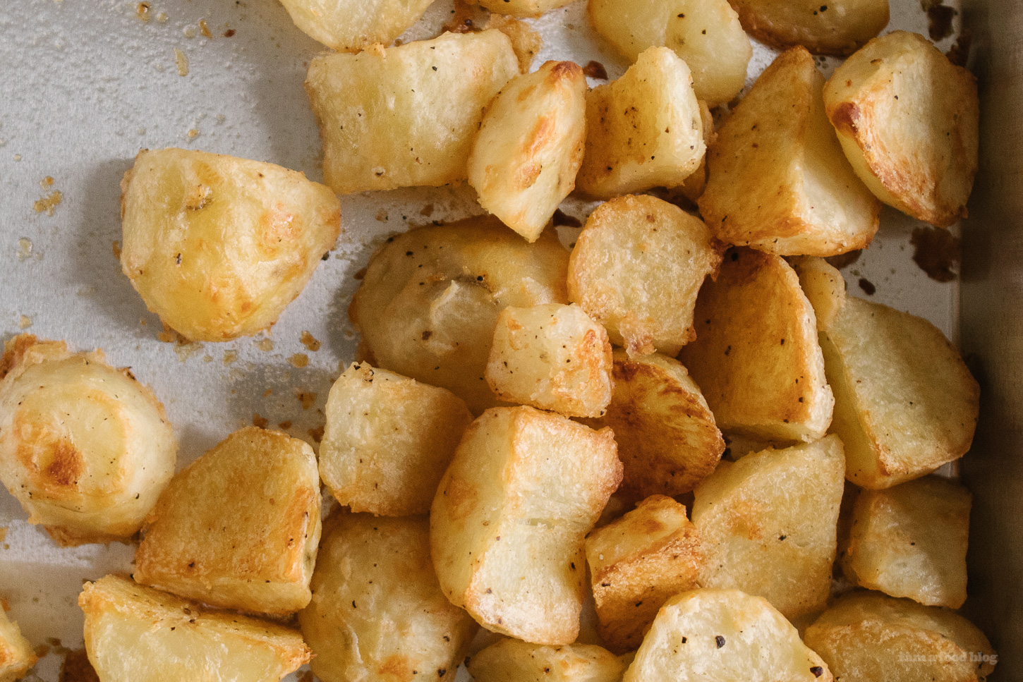 Patatas asadas al horno con crujiente de grasa de pato