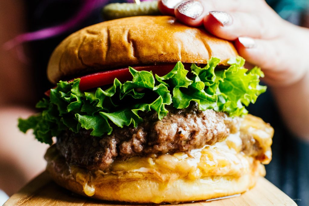 Napravite vrhunski hamburger: sočnu lucy. Sočna goveđa pljeskavica punjena topljenim gnjecavim sirom. #burger #recept #easy #dinner