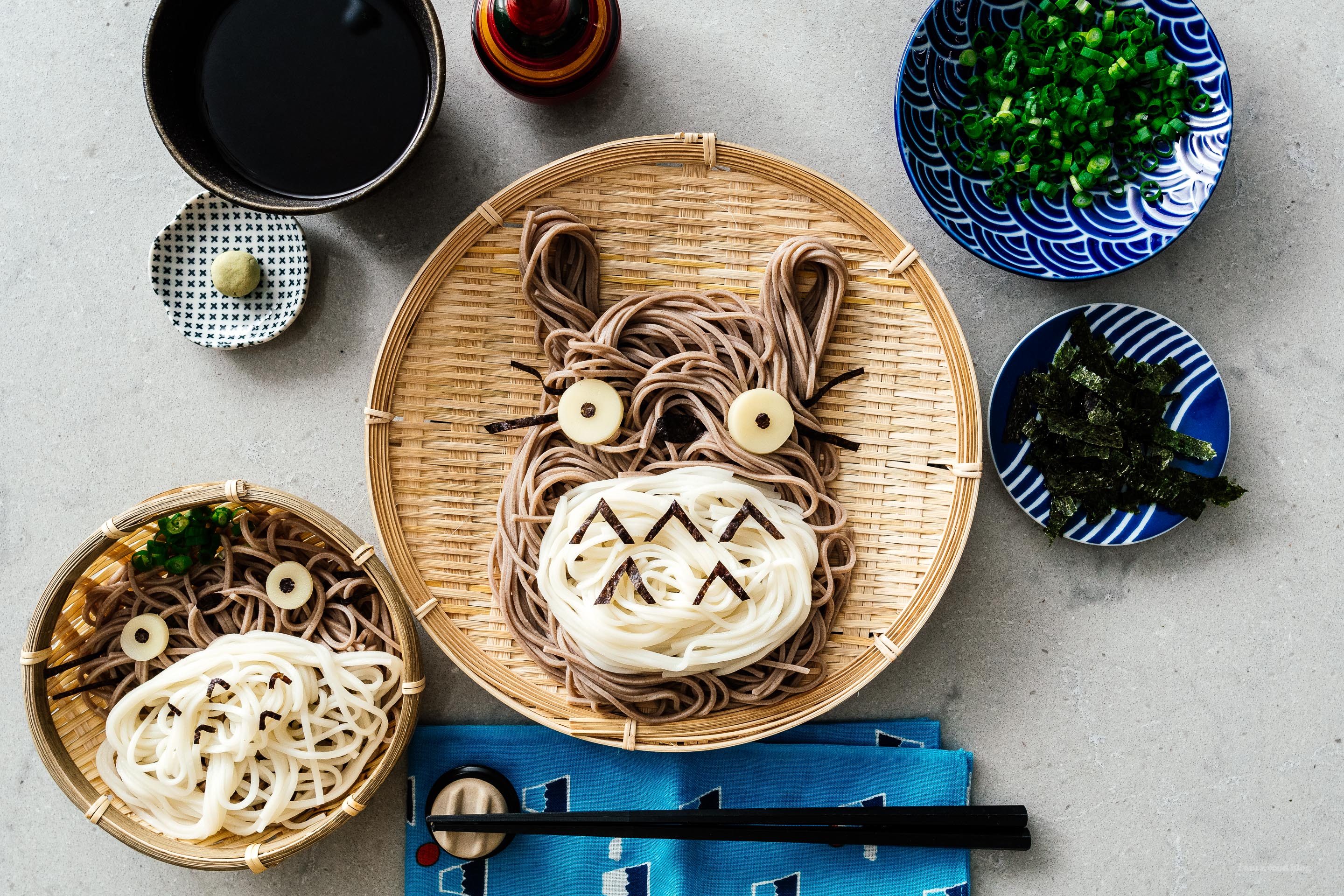 Cómo hacer Totoro Soba: fideos de soba fríos con un siempre adorable dip de soya-dashi en forma de Totoro. ¡Sabes que quieres comértelo! #soba #comida japonesa #totorosoba #totoro #totorofood #kawaiifood #soba #recipes