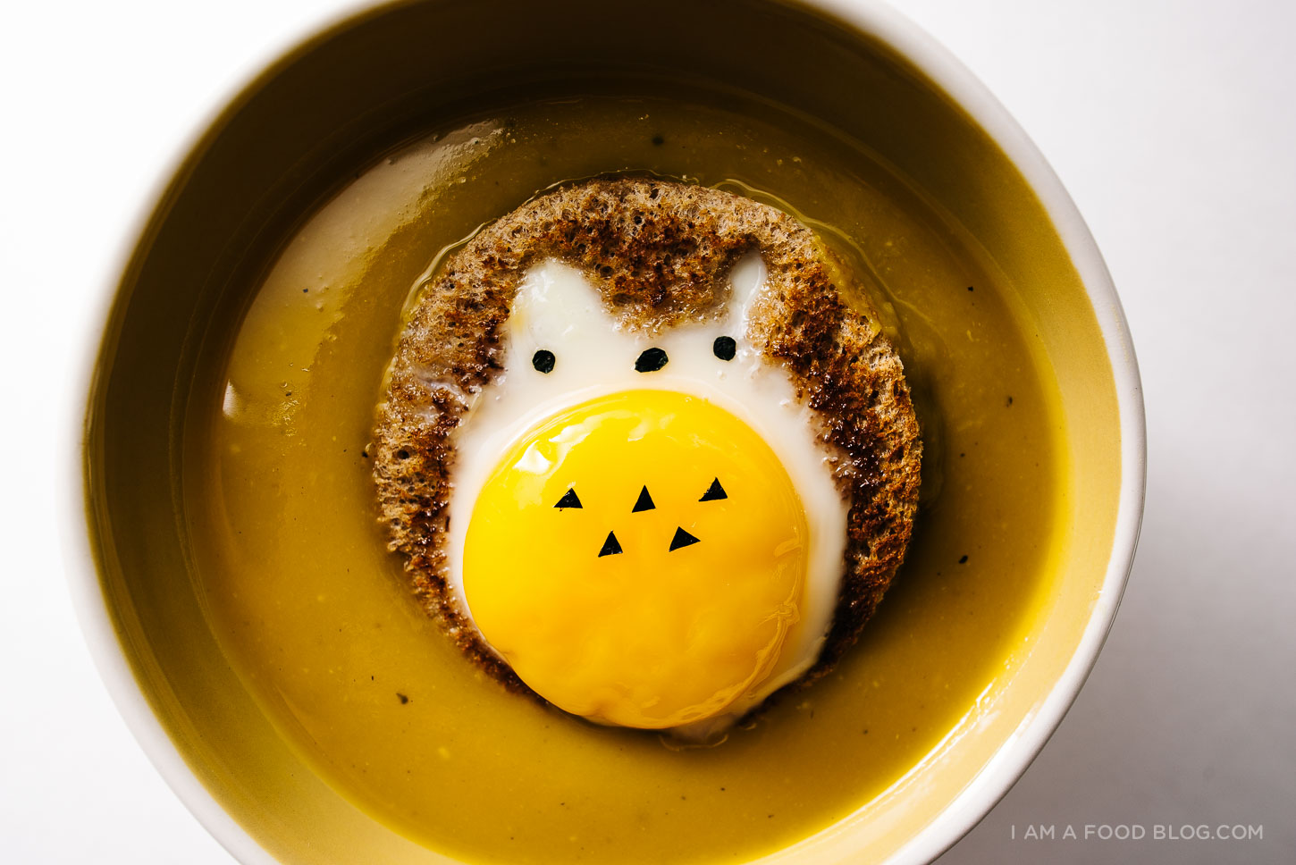 Receta fácil de sopa kabocha con huevo totoro en un hoyo - www.http://elcomensal.es/