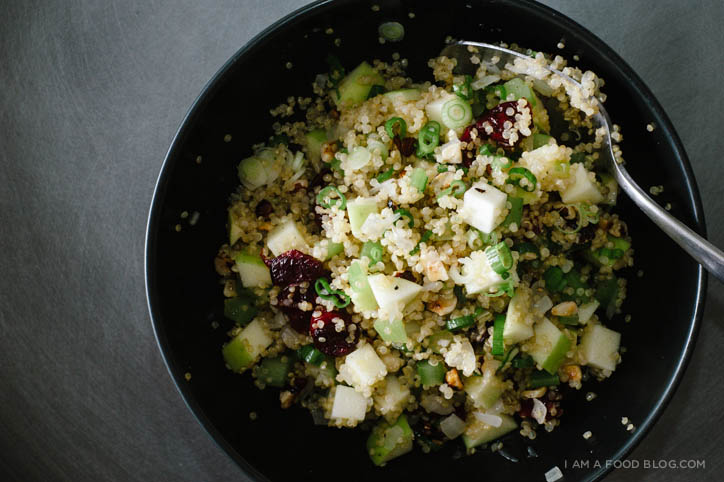 Salade de quinoa aux noisettes, pommes et canneberges séchées