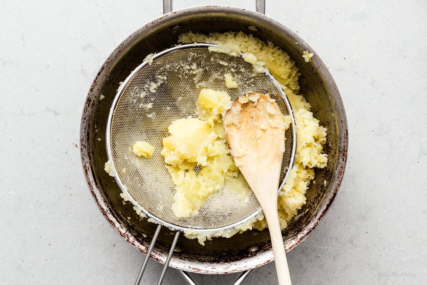 mashed potatoes with strainer | www.http://elcomensal.es/