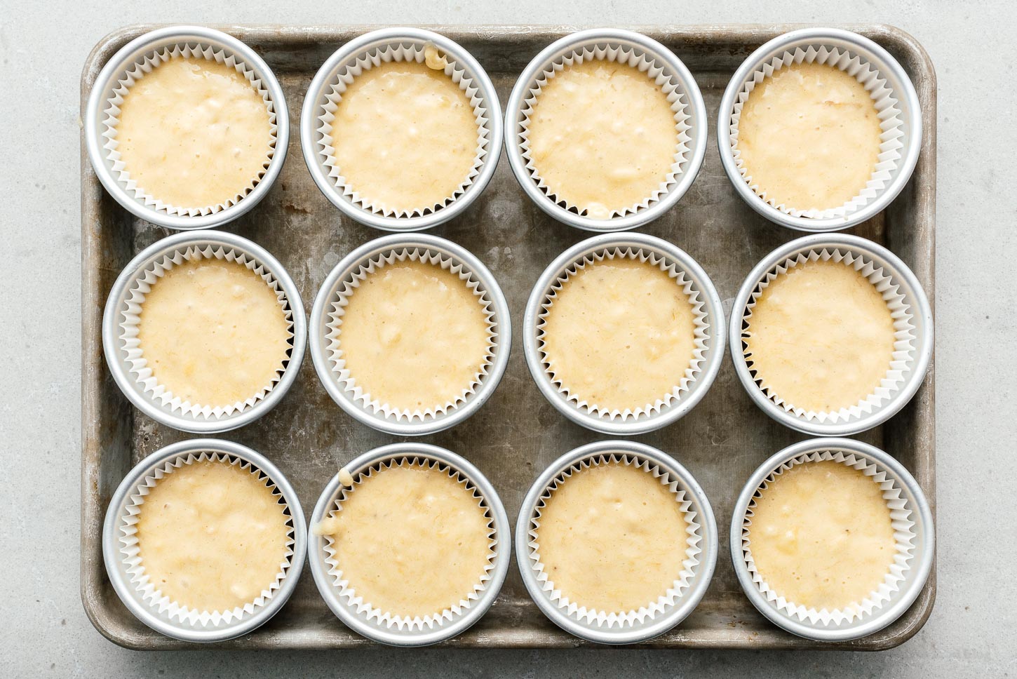 masa para muffins en moldes para muffins |  www.iamafoodblog.com