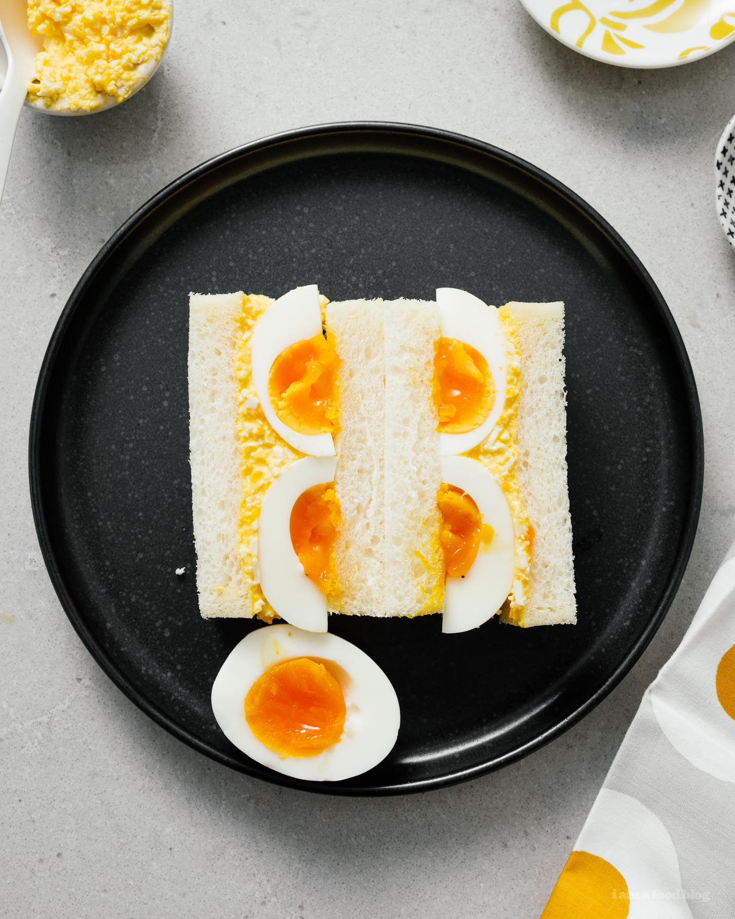 Ceapairí Sailéad Uibheacha Seapánacha! An breá leat ceapairí sailéad uibhe ach gur mhaith leat casadh? Maonáis kewpie creamy agus uibheacha candied buaiteoir an ceapaire. Cosúil leis na ceapairí a bhí agat ar laethanta saoire sa tSeapáin ach níos fearr;) #sandwiches #eggsalad #japanese #japanesefood #recipes #recipeoftheday #eggs