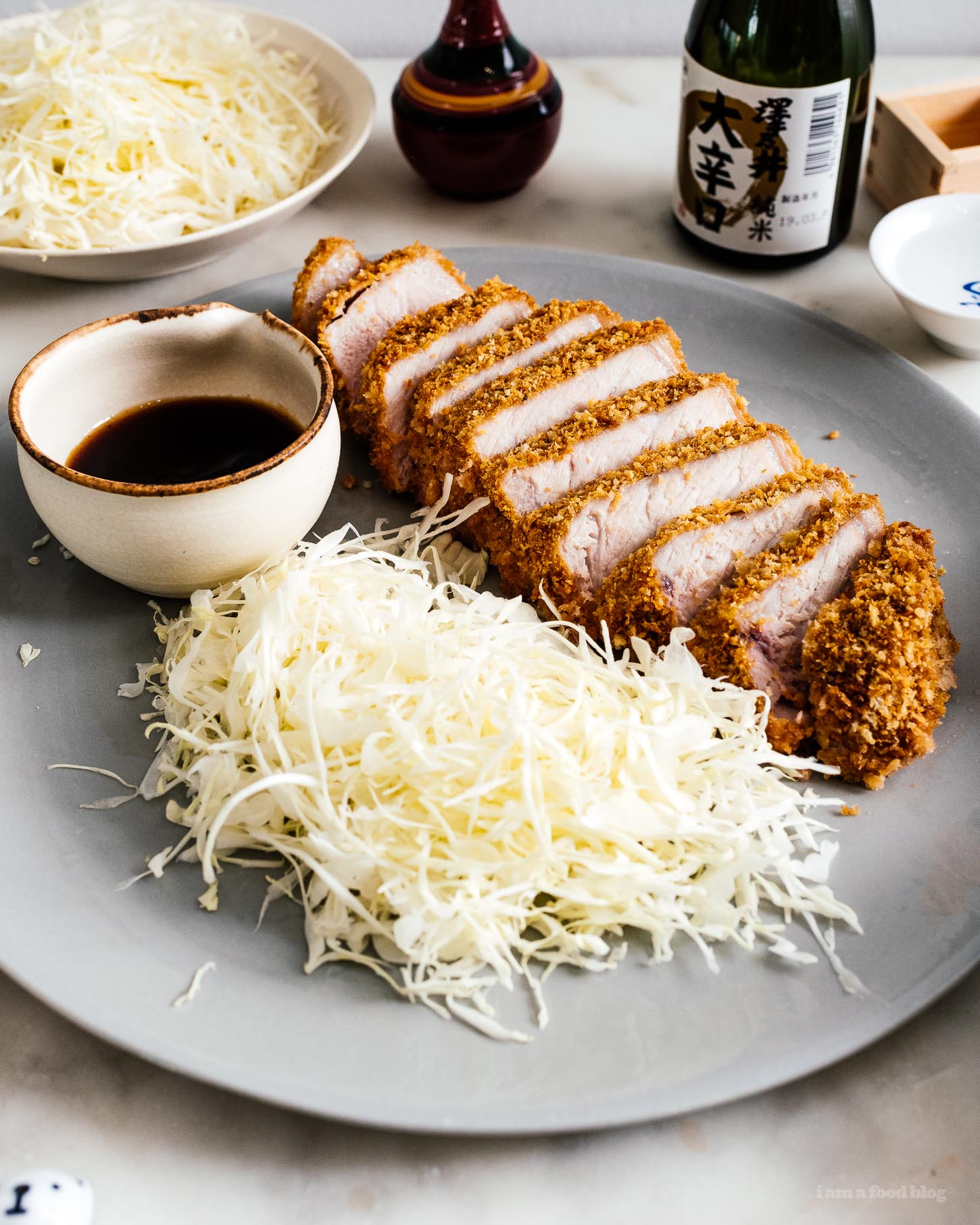 Easy Baked Pork Tonkatsu - Μια εξαιρετικά πηχτή, σούπερ ζουμερή χοιρινή μπριζόλα φτιαγμένη σε στυλ τονκάτσου, με ελαφρύ και τραγανό panko, μόλις ψημένο αντί για τηγανητό. #ιαπωνικό φαγητό #ιαπωνικό #tonkatsu #χοιρινή μπριζόλα #χοιρινό #συνταγές #ψητό #δείπνο #easydinner