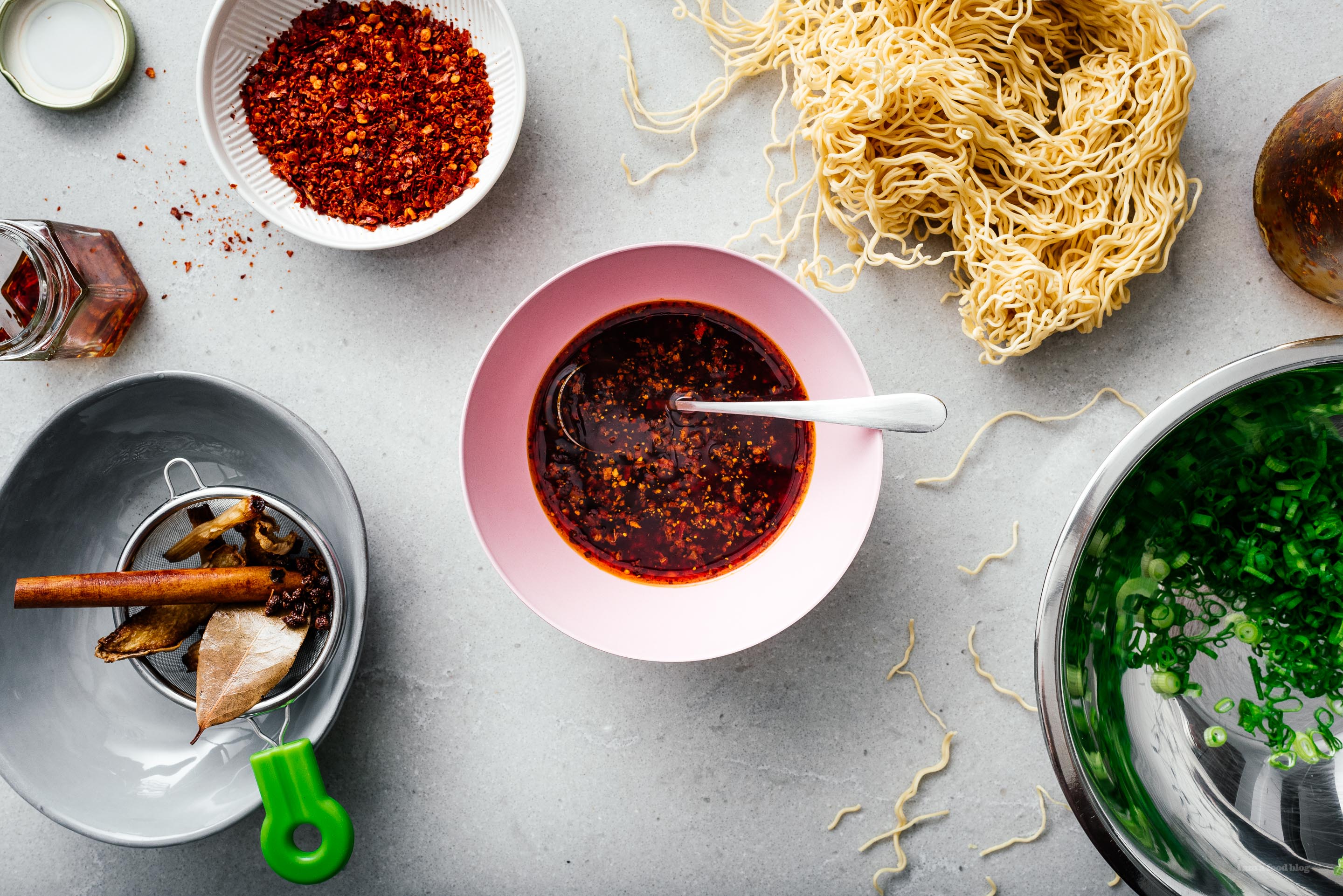 ¿Quieres saber cómo hacer auténtico aceite de chile chino en casa?  ¡Prueba esta receta!  El aceite de chile es increíble con arroz, fideos, wonton, ensaladas.  Úselo como ingrediente en recetas o como salsa.  www.iamafoodblog.com #chilioil #chinesechilioil #recipes #fácil #hecho en casa #sichuan"