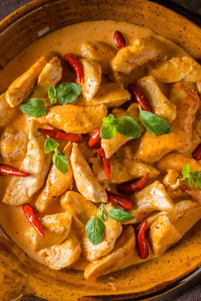 20 auténticas recetas de curry tailandés.  La foto muestra curry de panceta de cerdo rojo con especias en un tazón