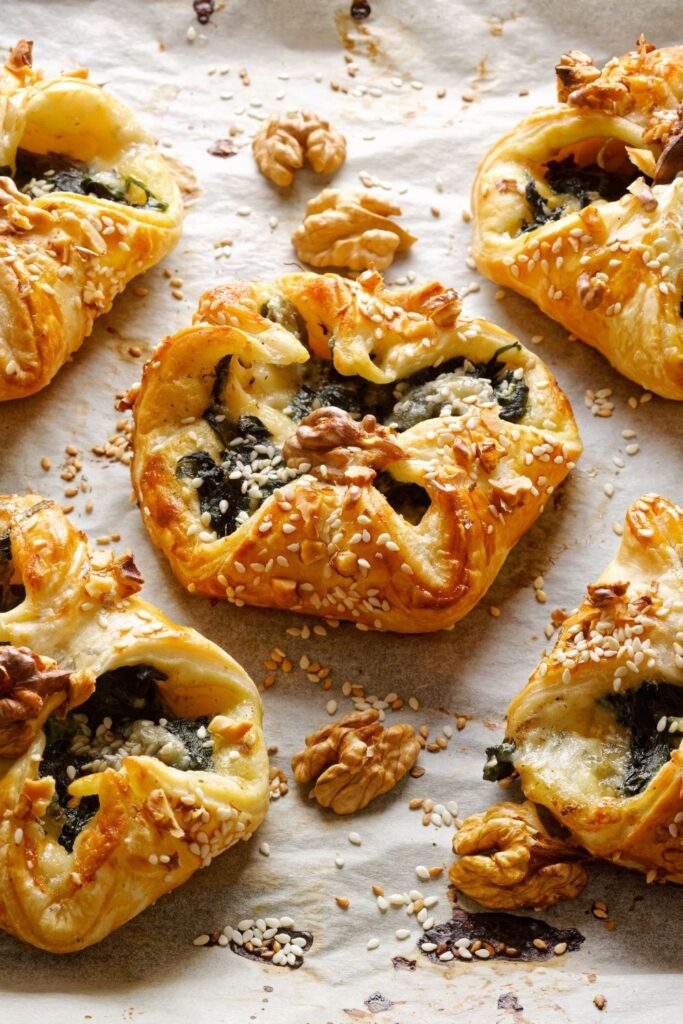 Spinach puff pastry nrog xiav cheese
