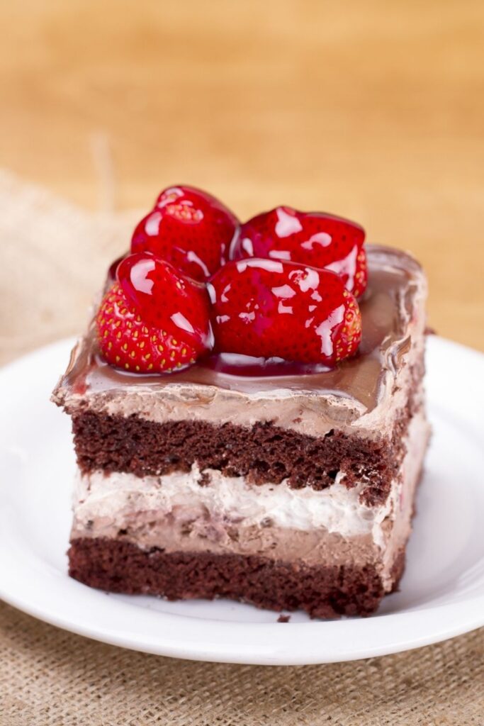 巧克力蛋糕配甜草莓