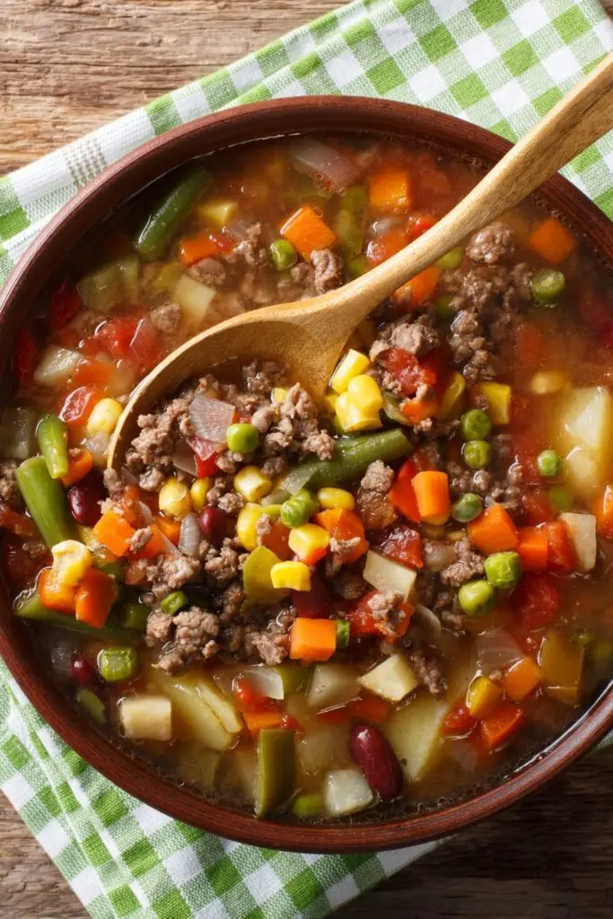 Sopa tibia de carne y vegetales con maíz, zanahorias y frijoles