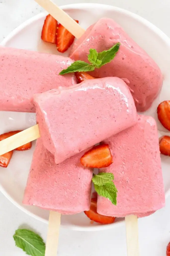 Postres de Weight Watchers con paletas heladas de yogur de fresa