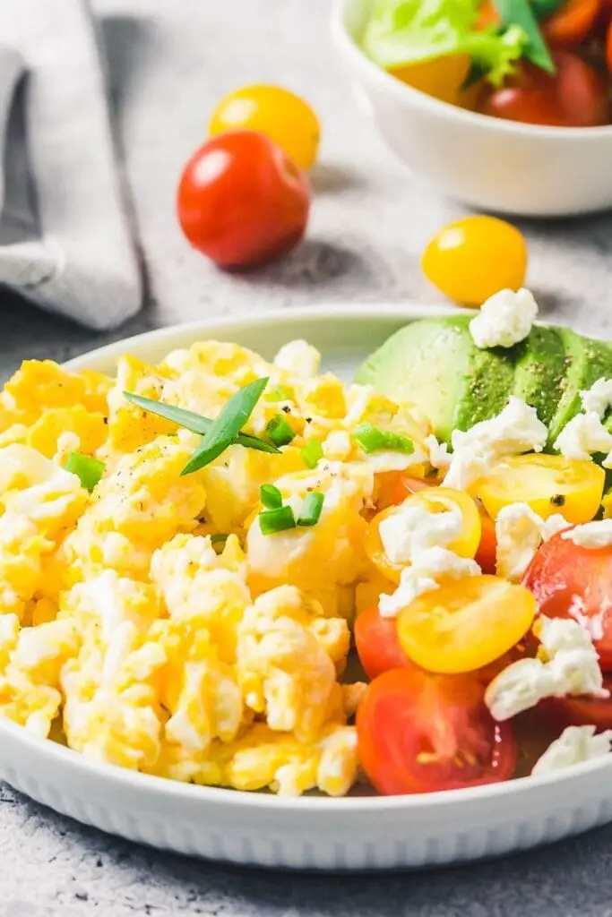 20 Recetas Just Egg para el mejor brunch vegano con desayuno con huevos revueltos Just, tomates y aguacates