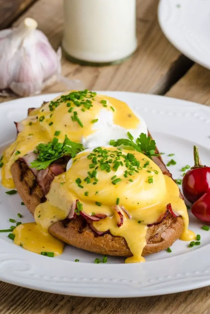 25 recetas fáciles de desayuno de Weight Watchers que incluyen huevos benedictinos caseros con cebollas verdes picadas