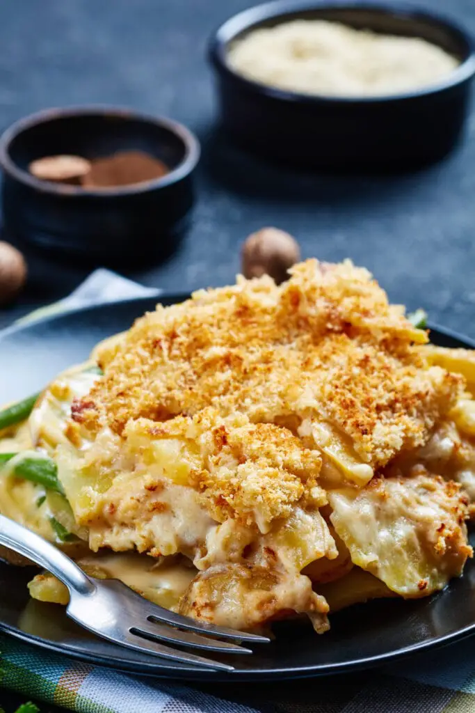 Las 20 mejores recetas de cazuela de patatas.  La foto muestra papas con queso con pan rallado y judías verdes