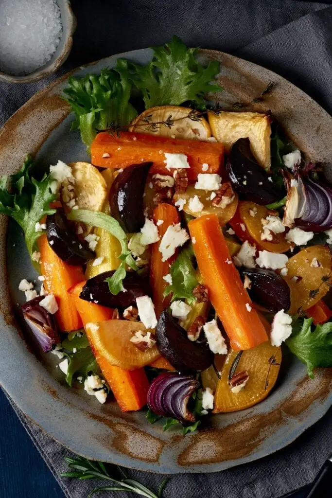 سالاد سبزیجات با شلغم، چغندر، هویج و پنیر فتا