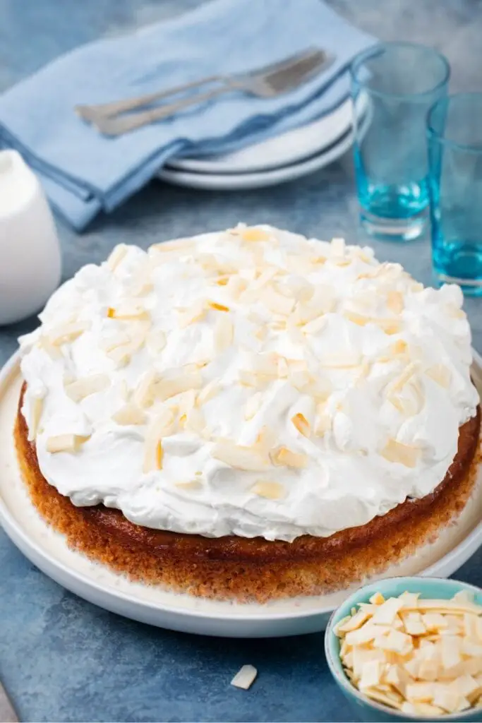 Tres Leches Cake Toasted Coconut සහ Whipped Cream