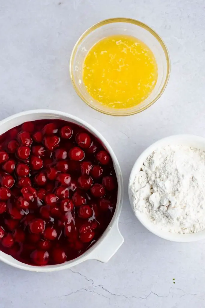 Ingredientes do Cherry Cobbler: recheio de torta de cereja, mistura para bolo e manteiga derretida