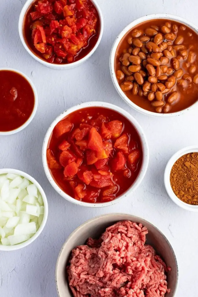 Ingredientes de chile Rotel: carne molida, cebolla, salsa de chile, tomates cortados en cubitos, chiles verdes y agua