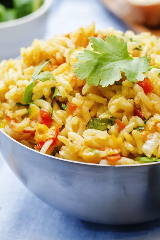 20 recetas de azafrán para elevar su próxima comida con arroz pilaf con azafrán en un tazón