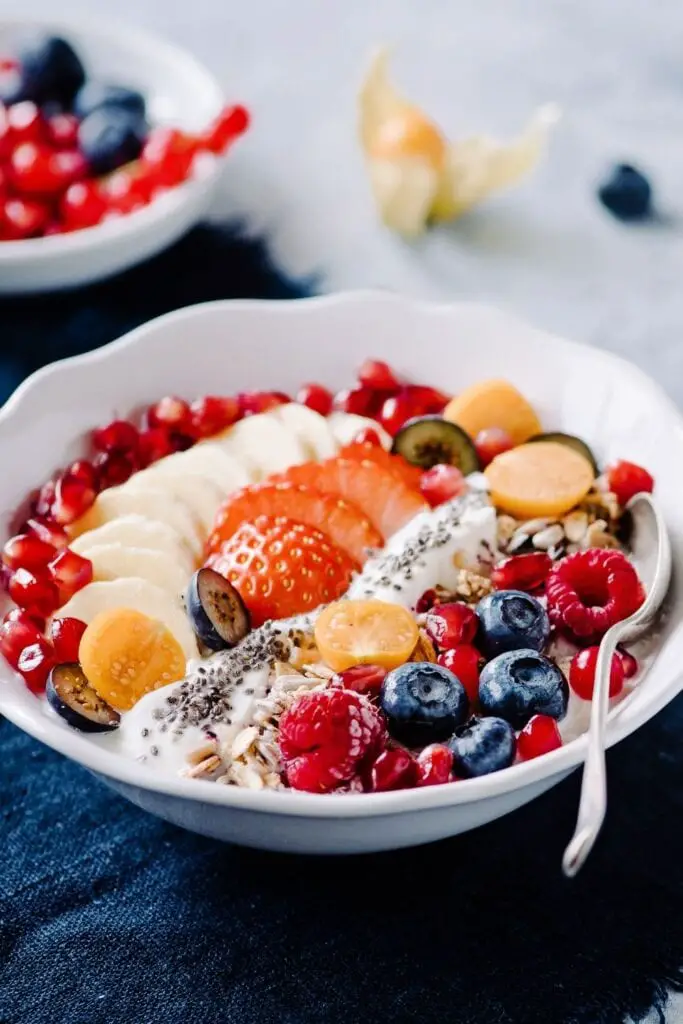 25 Recetas fáciles de desayuno sin lácteos que incluyen un tazón saludable de avena casero con bayas y granada