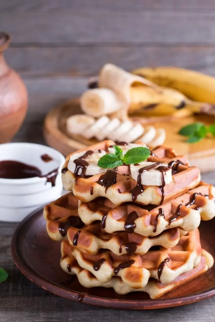 Waffles de plátano tiernos y esponjosos con sirope de chocolate