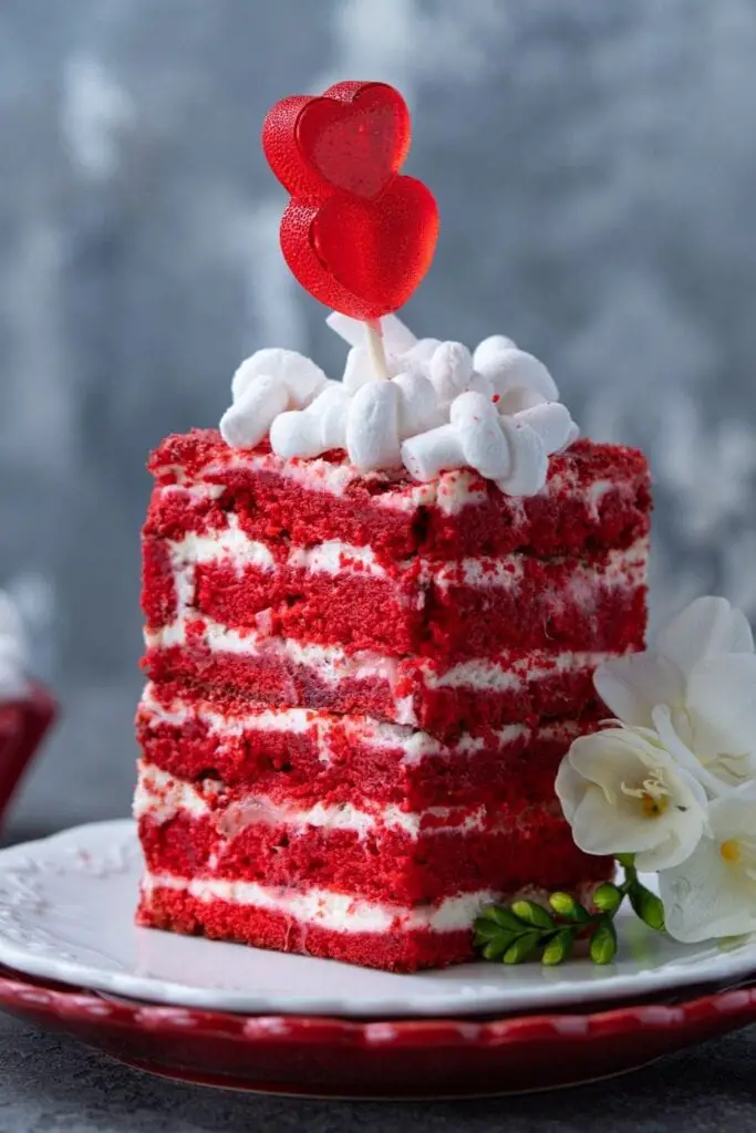 30 Torte per a Festa di a Mamma chì Illuminanu u so ghjornu cù una torta di marshmallow di vellutu rossu