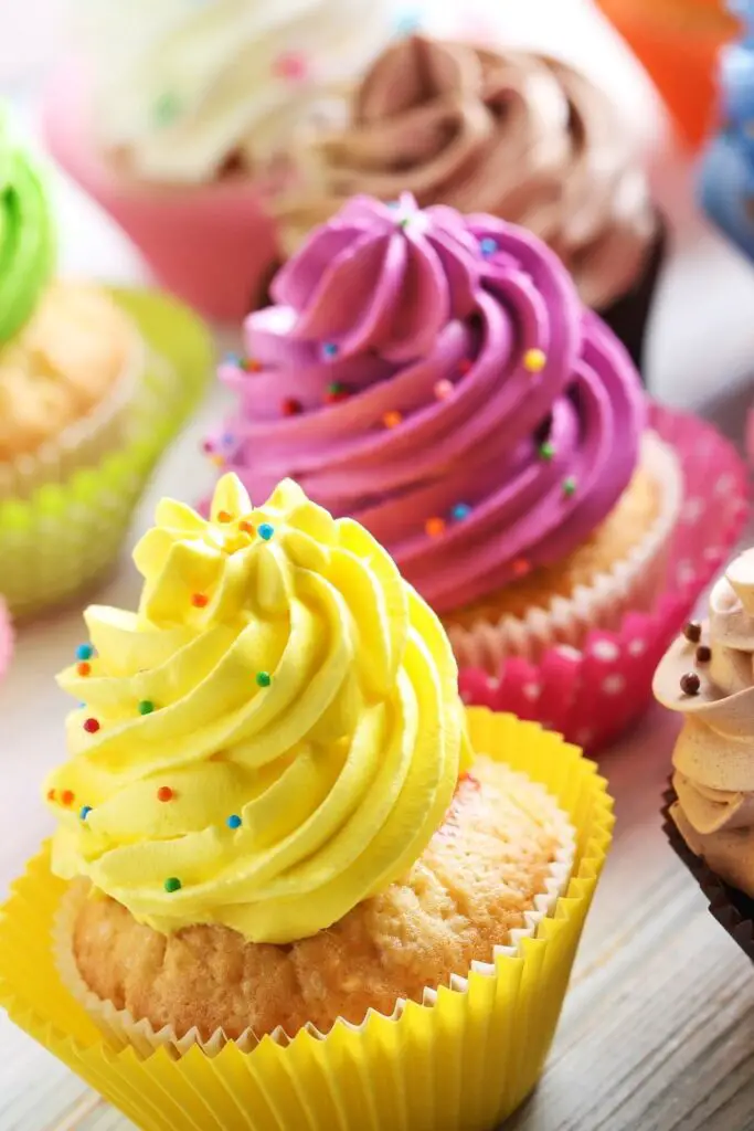 Cupcakes con chispas y glaseados de diferentes colores