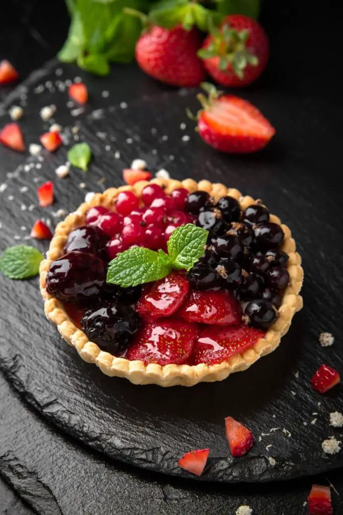 30 простых и вкусных рецептов сладких и соленых пирогов с домашним ягодным пирогом на черной доске со свежей мятой