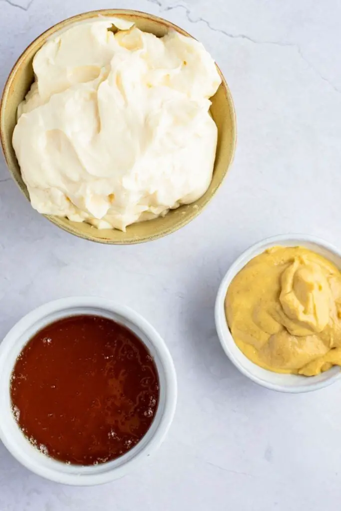 مكونات تتبيلة الخردل بالعسل من أوت باك: المايونيز والخردل والعسل