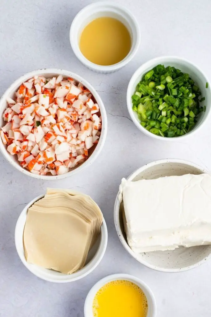Langosta Rangoon Ingredientes: queso crema, cebollas verdes, jugo de limón, envolturas de wonton, aceite y carne de langosta