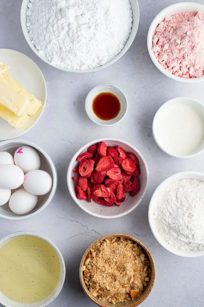 Çilekli Çıtır Kek Malzemeler: Çilekli Kek Karışımı, Vanilyalı Kek Karışımı, Yumurta, Yağ, Tereyağı, Pudra Şekeri, Vanilya Özü, Taze ve Kuru Çilek