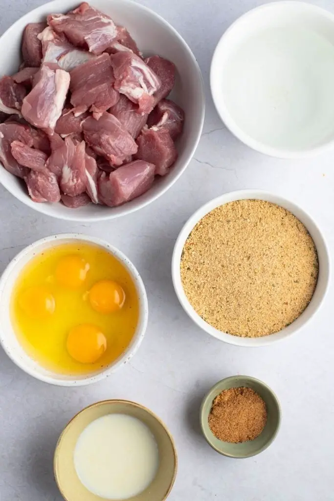 City Chicken Ingredientes: Carne de cerdo deshuesada, sal y pimienta, huevos, leche, pan rallado, agua y aceite