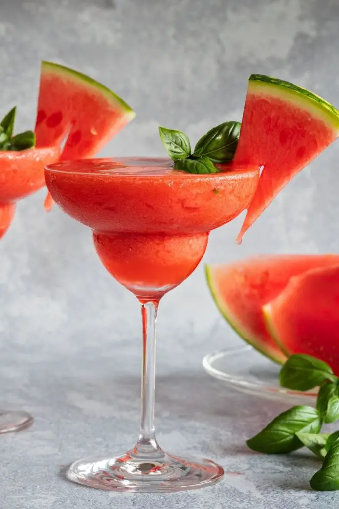 20 enostavnih alkoholnih kašic za poletne zabave z vodko, lubenico in svežimi rezinami lubenice