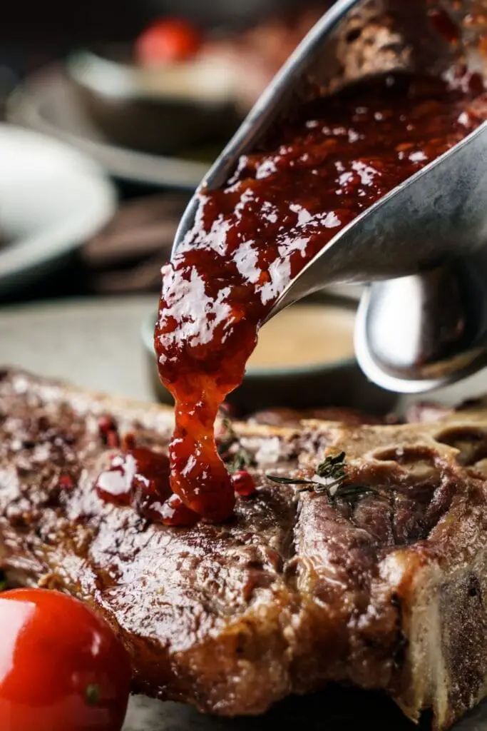 17 recetas de salsa de bistec que van más allá de A1 con bistec vertido con salsa de arándanos