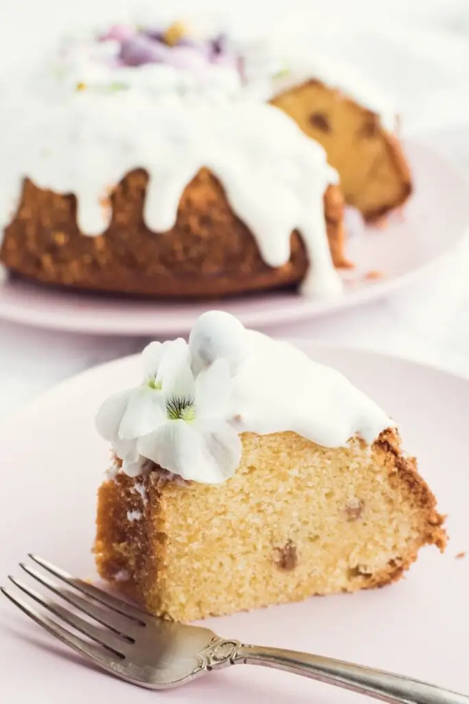 30 Велигденски колачи за убаво да си поминете. Фотографијата покажува парче Велигденска торта Бунд со замрзнување од ванила