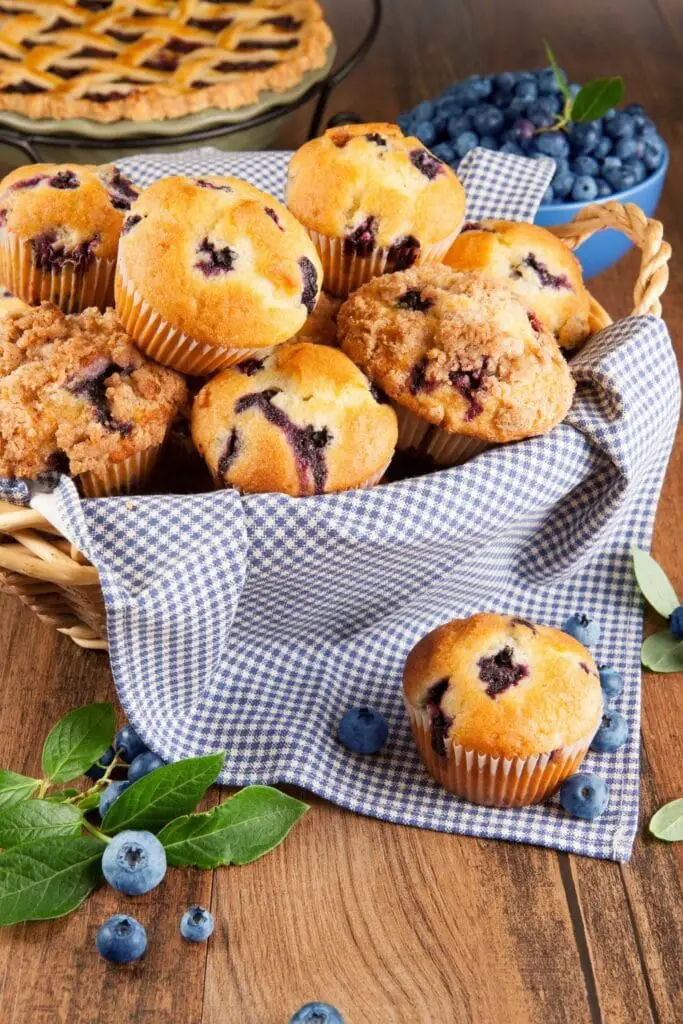 Blueberry muffins នៅក្នុងកន្ត្រកមួយ។