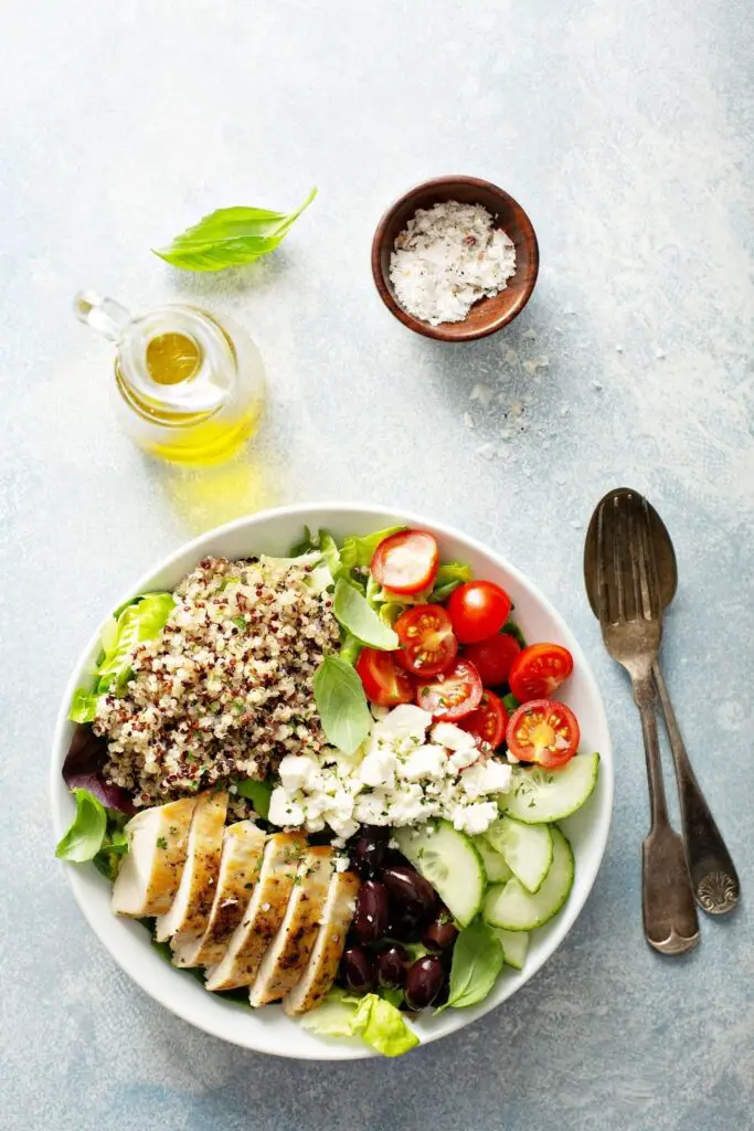 30 ideas para almorzar sin gluten para mantenerte satisfecho con un tazón de almuerzo de pollo griego casero con quinoa y verduras