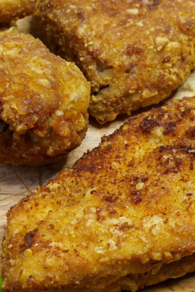 Agitare e cuocere il pollo servito su una tavola di legno