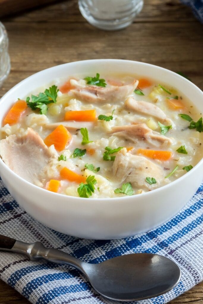 30 sopas fáciles a base de caldo que te encantarán con sopa tibia de pollo y arroz en un tazón