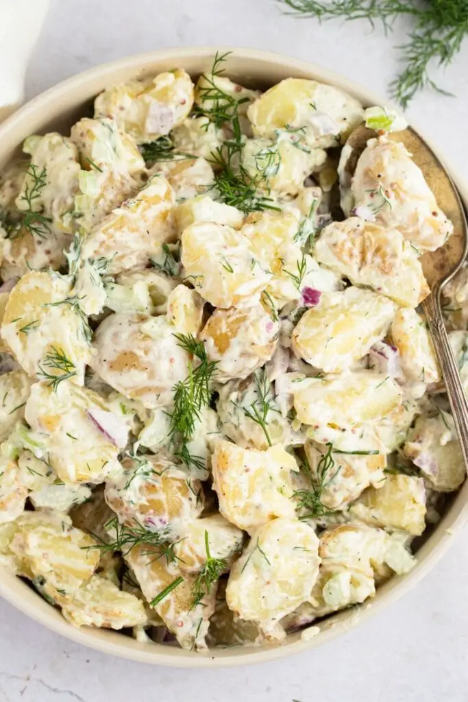 Close-up vum Ina Garten's Creamy Potato Salad an enger Schossel