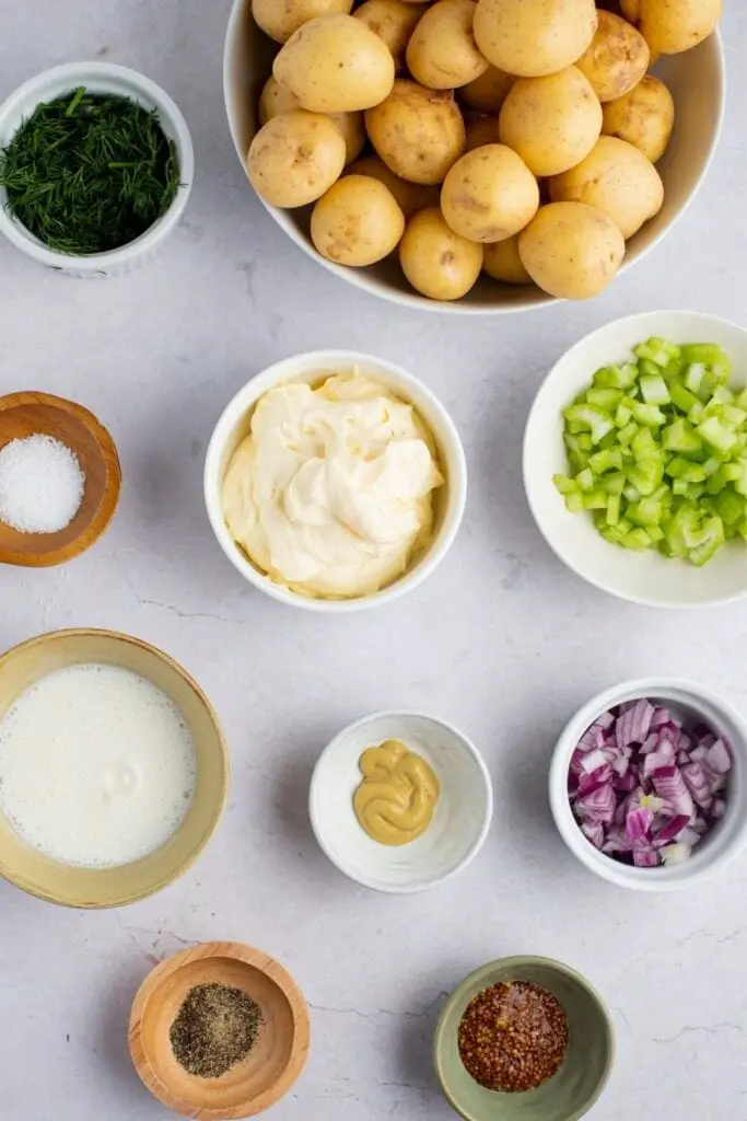 Ensalada de patatas de Ina Garten Ingredientes: patatas, sal, mayonesa, cebolla morada, mostaza integral, suero de leche, mostaza Dijon, eneldo, apio y cebollas