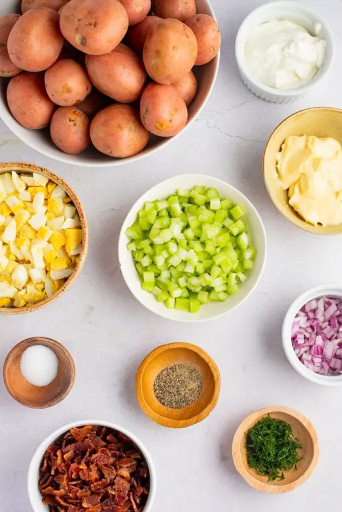 Salad Kentang Paula Deen Bahan-bahan: kentang merah kecil, mayonis, krim masam, lada hitam, bacon, telur, saderi dan bawang merah