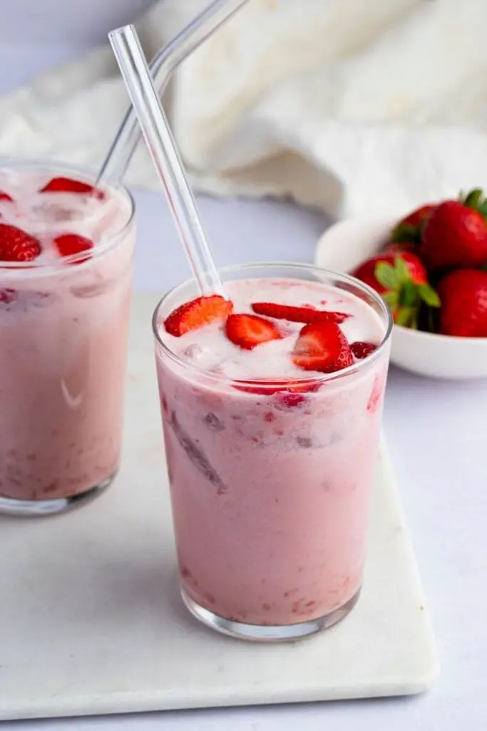 20 bebidas fáciles sin cafeína que incluyen una bebida rosa de fresa casera