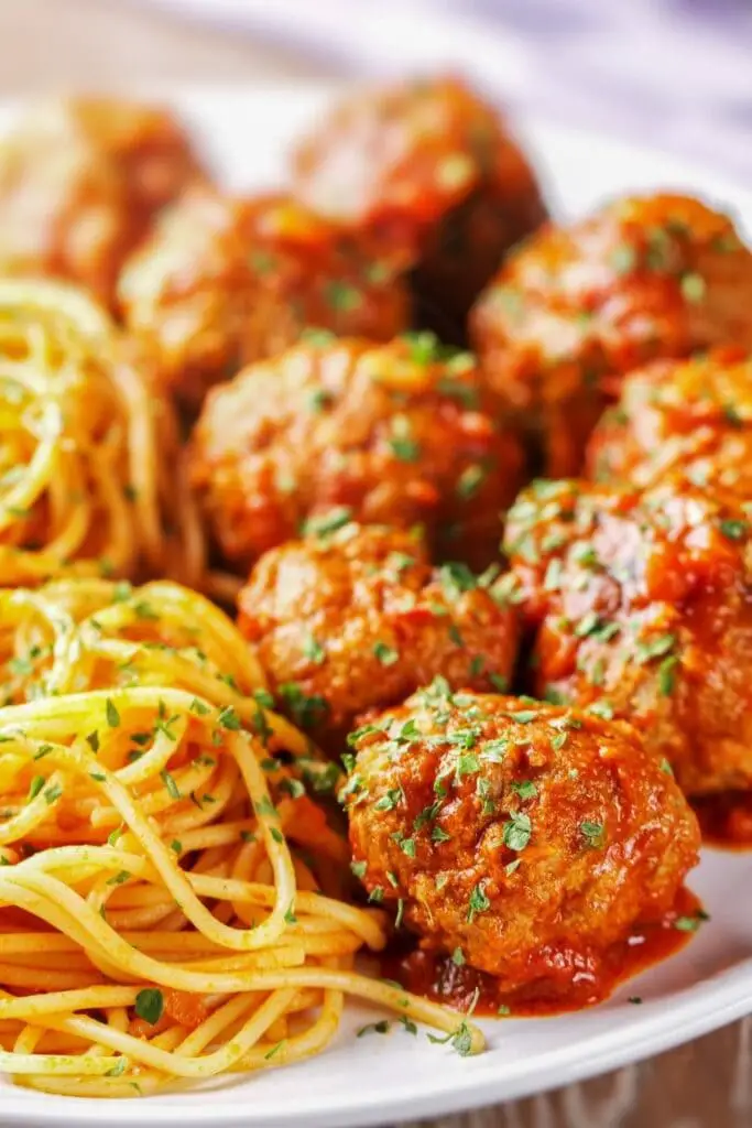 30 Maklike Meatball Recipes Fan oer de hiele wrâld Mei selsmakke Spaghetti En Meatballs