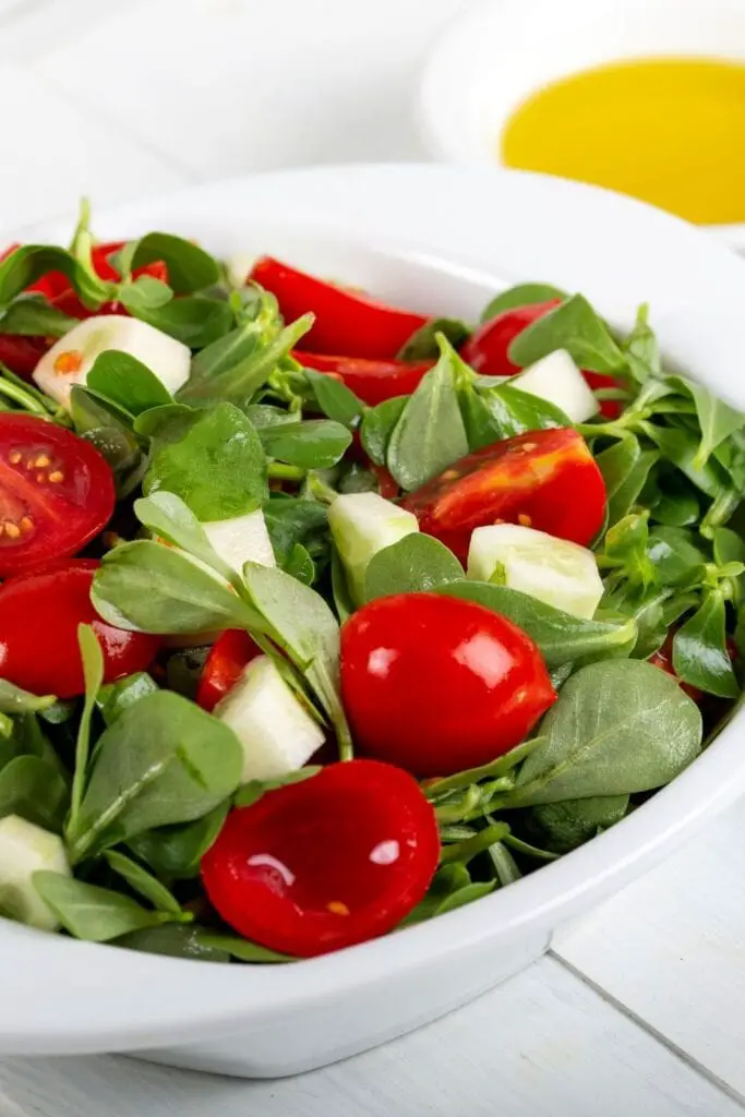 20 Purslane-reseptiä, joita et koskaan tiennyt tarvitsevasi tomaateilla, sipulilla ja juustolla varustetun pursolaatin kanssa