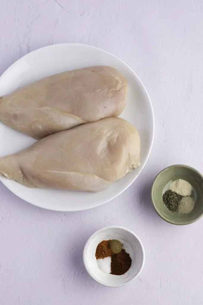 黒くなった鶏肉の材料：鶏の胸肉、スパイス