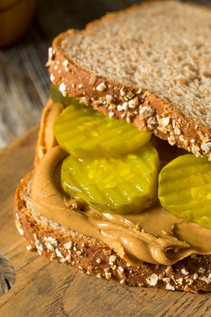 Peanut Butter thiab Pickle Sandwich