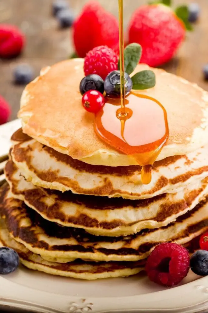 Pancakes aux fruits à pain faits maison avec des baies
