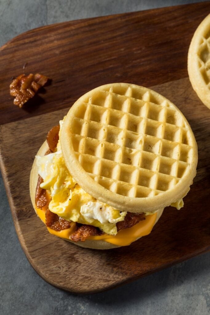 Sándwich de waffle de desayuno con huevo y tocino