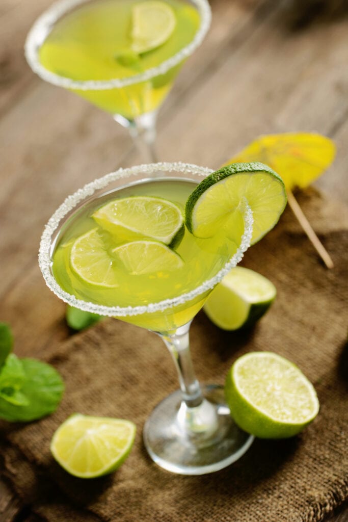 Li-Cocktails tsa Letsatsi la St. Patrick tse Bonolo le Boozy Lime Margarita